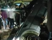رفع سيارة ملاكى سقطت فى حفرة لأعمال الصيانة بأحد شوارع بورسعيد.. صور 