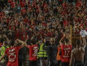 عمرو السولية يواصل احتفالاته بفوز الأهلى على الزمالك مع جماهير "التالتة شمال"