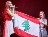 إليسا تبدأ حفلها بمسرح الأولمبيا بـ"احكيلى عن بلدى" وترفع علم لبنان.. فيديو