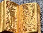 اكتشاف إنجيل ذهبى يرجح انتماؤه لأسرة أحد ملوك بريطانيا بالعصور الوسطى.. صور