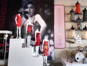 عرض مقتنيات النجمة الراحلة إيمى واينهاوس فى مزاد.. فستان آخر حفلاتها الأبرز "صور"