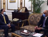 رئيس الوزراء يستعرض مع محافظ البنك المركزى ملفات العمل المشتركة.. صور