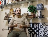 الإبداع من الخردة.. عبد الله يحول الخشب القديم لأنتيكات وتحف فنية "فيديو"