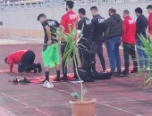 لاعبو المنتخب يؤدون صلاة المغرب قبل انطلاق التدريب.. وأبو جبل الإمام