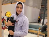 مصطفى محمد بصحبة ابنه بعد وصوله إلى القاهرة قبل الانضمام للمنتخب