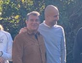 جوارديولا برفقة لابورتا قبل مؤتمر تقديم تشافي فى برشلونة