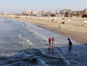 طقس معتدل على شاطئ بورسعيد والإدارة ترفع الرايات السوداء.. لايف وصور 