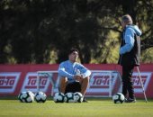 سواريز وخيمينيز يدافعان عن مدرب أوروجواي قبل مواجهة الأرجنتين