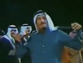 تركى آل الشيخ يعرض فيديو لخادم الحرمين يرقص "العرضة" السعودية