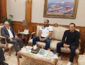 محافظ بورسعيد يلتقي بالمدير الفني للنادي المصري ومدير الكرة ويؤكد استمرار دعمه لفريق للكرة