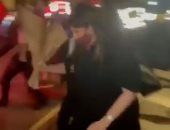 سفيرة إسرائيل بلندن تهرب من مؤتمر بعد احتجاج نشطاء داعمين لفلسطين.. فيديو