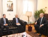 وزير الإسكان يستعرض أمام مسئولى البنك الدولى التجربة العمرانية المصرية