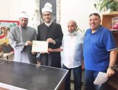 وكيل المنطقة الأزهرية بالإسكندرية يكرم الطالب المثالى للمرحلة الثانوية