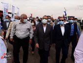 رئيس الوزراء يشهد تشغيل المرحلة الأولى من مشروع توصيل الغاز للمنازل بالخارجة.. افتتاح مركز تحويل السيارات للغاز الطبيعى بالمدينة.. ووزير البترول: المشروع يتم تنفيذه من خلال تكنولوجيا جديدة تطبق لأول مرة