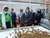 رئيس الوزراء يتفقد مجمع تمور الوادى وخط إنتاج الوجبات المدرسية
