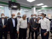 رئيس الوزراء يتفقد مكتب بريد الخارجة بالوادى الجديد