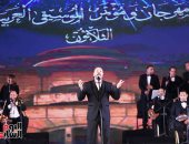 علي الحجار يفتتح حفل مهرجان الموسيقى العربية بأغنية "المال والبنون"