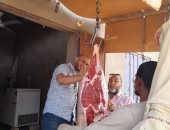 "بيطري أسوان" يضبط ربع طن لحوم خلال حملات على الأسواق.. صور