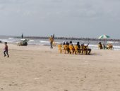 طقس معتدل وشمس مشرقة وإقبال على شاطئ رأس البر.. لايف وصور