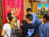 ترانيم وصلوات وشموع فى احتفالات دير مارجرجس الرزيقات بالأقصر.. صور