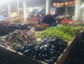 الطماطم والبصل والباذنجان بـ 5 جنيهات.. جولة فى سوق الخضروات بالإسماعيلية.. لايف وصور