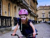 عمرها 4 سنوات.. حكاية طفلة تنافس أبطال ماراثون الدراجات.. فيديو