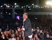 عمرو دياب يتألق فى حفل بالتجمع.. والجمهور يتفاعل مع "أنت الحظ"