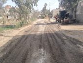 حملات لتسوية ومسح وترميم الطرق بقرى ومدن محافظة كفر الشيخ.. صور