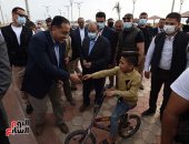 أطفال بقناة السويس يلتقطون صورا تذكارية مع رئيس الوزراء .. صور
