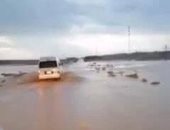 سيول بطريق القصير بمرسى علم ناتجة عن تجمع مياه الأمطار بالأودية الجبلية