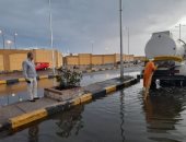 رئيس مدينة سفاجا يتابع إزالة آثار الأمطار ويؤكد على فتح جميع الطرق .. صور