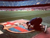 دانى ألفيس يقبل شعار برشلونة بعد عودته للكامب نو ويوجه رسالة لجماهير البارسا