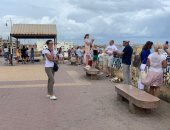 إقبال كبير من السياح على كورنيش الغردقة لمشاهدة منظر البحر والغيوم.. لايف