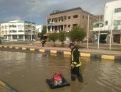 مجلس مدينة مرسى علم يزيل آثار الأمطار وشفط المياه من الشوارع.. صور