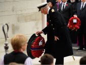 الأمير تشارلز يضع إكليل من الزهور على النصب التذكارى فى "أحد الذكرى"