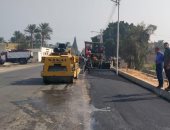 محافظة الجيزة ترصف شارعى ناصر الثورة وسقارة السياحى بالعمرانية والبدرشين