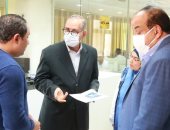 محافظ كفر الشيخ يتفقد الديوان العام ويطلع على شهادات تلقى العاملين للقاح كورونا