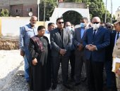 محافظ قنا يجرى جولة بمشروعات حياة كريمة بجزيرة الحمودى ومركز طبى بفاو قبلى