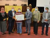 وزع لاب توب.. رئيس جامعة بورسعيد يكرم الطلاب من ذوى الهمم.. صور 