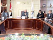 محافظ بنى سويف يجتمع باللجنة المركزية المكلفة بمشروعات "حياة كريمة"
