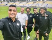 سيلفى الفوز على الجابون.. محمد صلاح والننى وأيمن ومصطفى مع ضياء السيد