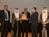 مهرجان الشعر العربى يكرم رئيس جامعة الأقصر باعتباره شخصية العام الثقافية
