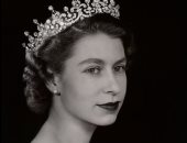 عرض قطع من مجوهرات وفساتين الملكة إليزابيث الثانية فى ذكرى التتويج