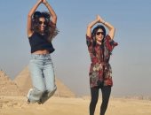 دينا الشربينى تركب الجمل وتلتقط صورًا مع أصدقائها فى الأهرامات.. صور وفيديو