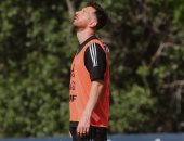 ميسى يستعد لكلاسيكو البرازيل بلحظة تأمل تحت أشعة الشمس