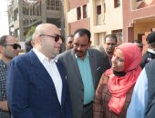 محافظ بنى سويف ينزل من سيارته ويستمع لشكوى مواطن من ذوى الاحتياجات الخاصة ببا