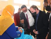 محافظ قنا ووفد التنمية المحلية يتفقدان معرض المنتجات الحرفية بقفط