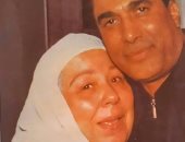 صورة نادرة لـ أحمد زكى مع حماته والدة الراحلة هالة فؤاد .. فى ذكرى ميلاده