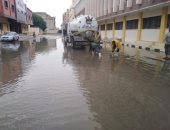 التخلص من تجمعات مياه الأمطار بـ11منطقة بالعريش .. صور