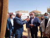 رئيس أكاديمية البحث العلمى يتفقد معرض الحرف اليدوية فى الوادي الجديد